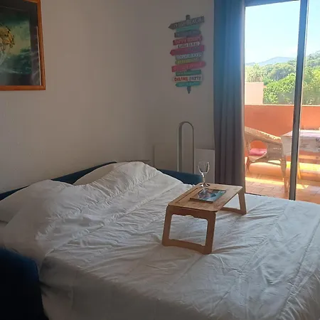 Peaceful Seaview With & Pool Access, Air Conditioning Apartment